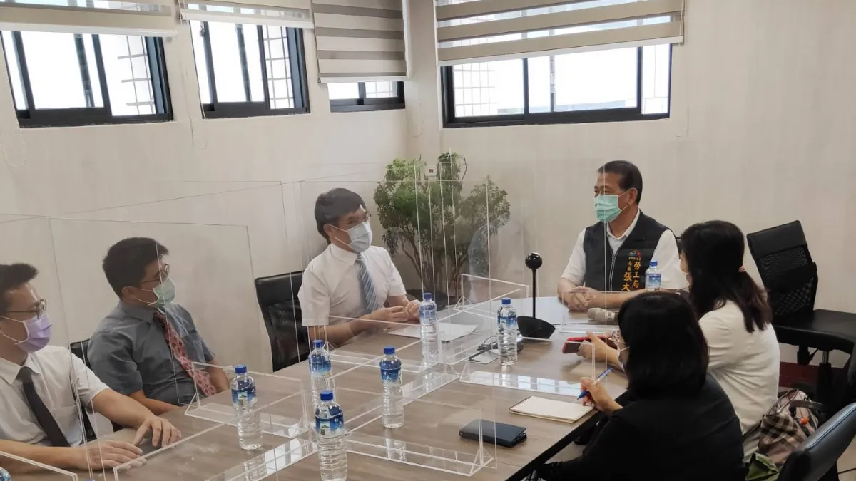 中市府勞工局長張大春率領相關業務主管參訪台中地院勞動調解中心,進行相互交流,並將與法院建立行政與司法部門合作機制。(圖/台中市政府)