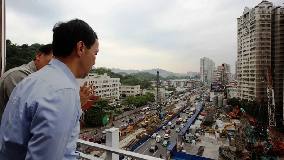 作者認為,地方政府在施行重大公共工程,難免會有失誤、有困難,又或者有施政得宜之處,這些過程其實都可以嘗試以數位思維去跟民眾溝通,不能再以民眾只會「找碴」的心態去理解,新北市政府這次勇於順應數位時代來「公開進度」,實在是未來地方政府可以多所借鑑得。(取自朱立倫臉書)
