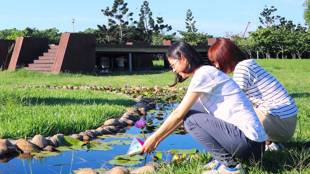 民眾到十三行「越南水燈DIY體驗」親手製作水燈,可至陽光廣場景觀池施放許下祝福。(圖/新北市十三行博物館提供) 民眾到十三行「越南水燈DIY體驗」親手製作水燈,可至陽光廣場景觀池施放許下祝福。(圖/新北市十三行博物館提供)