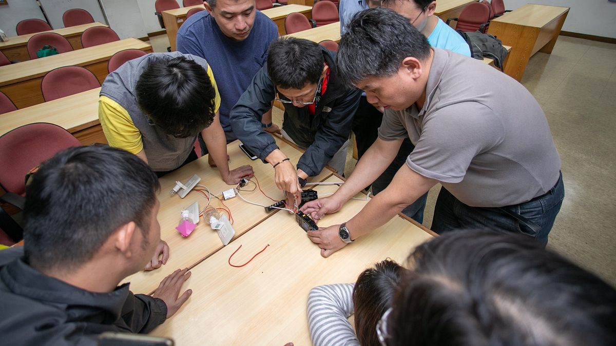 新北市勞工大學將於12日開放報名選課,凡設籍、工作地或居住地在新北市的市民朋友均可至「新北勞動雲/勞工大學」網頁報名。(圖/新北市勞工局提供) 新北市勞工大學將於12日開放報名選課,凡設籍、工作地或居住地在新北市的市民朋友均可至「新北勞動雲/勞工大學」網頁報名。(圖/新北市勞工局提供)