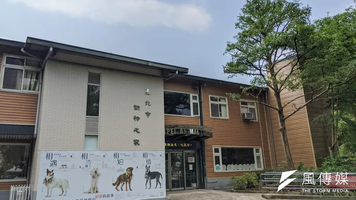 台北市議員林亮君發現,北市動物之家目前仍是臨時性建物,已經存在長達21年。(顏麟宇攝)