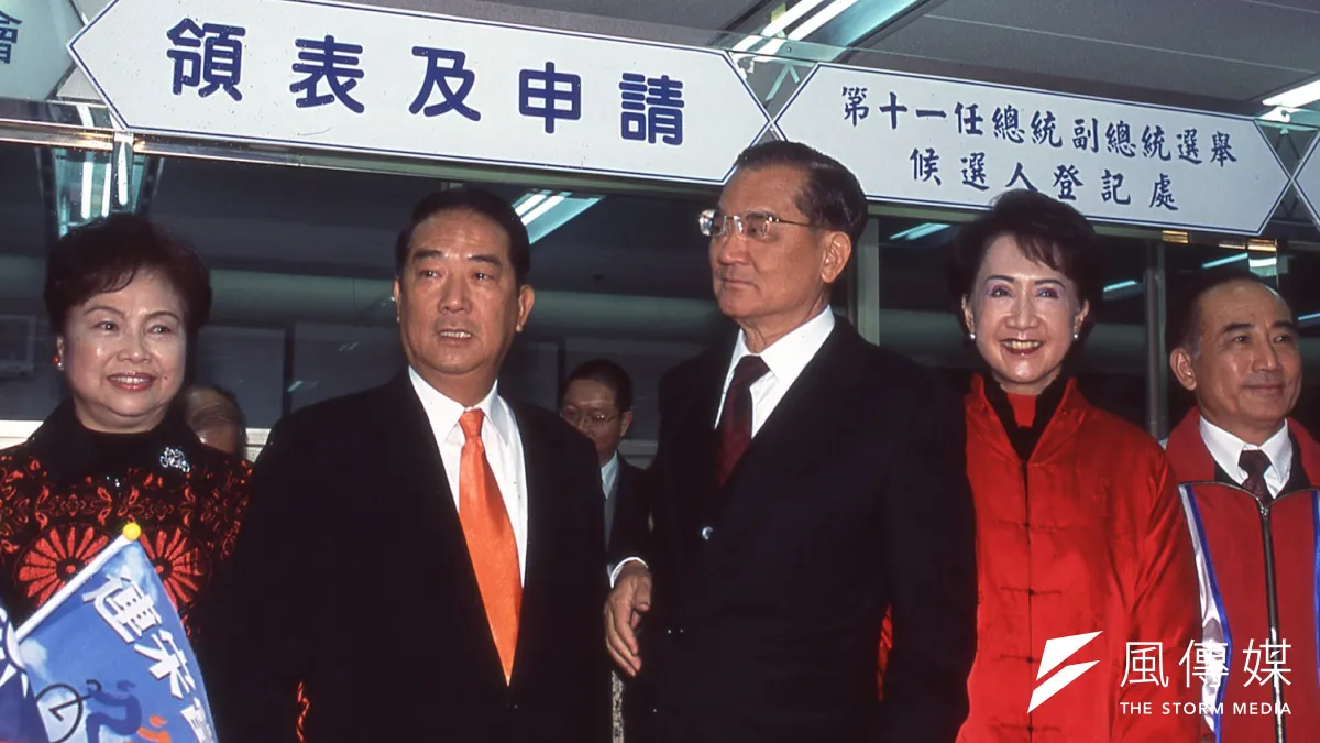 宋楚瑜(左二)和連戰(左三)經過長久協商,終於促成在2004總統大選搭檔競選。(新新聞資料照)