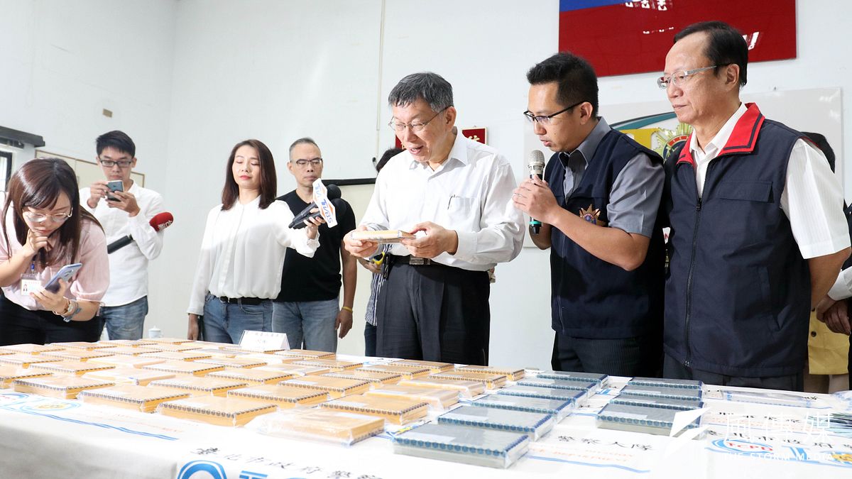 台北市警察局25日上午召開記者會,說明緝毒過程與成果。台北市長柯文哲也特別前往了解,並頒獎表揚有功單位。(蘇仲泓攝) 台北市警察局25日上午召開記者會,說明緝毒過程與成果。台北市長柯文哲也特別前往了解,並頒獎表揚有功單位。(蘇仲泓攝)