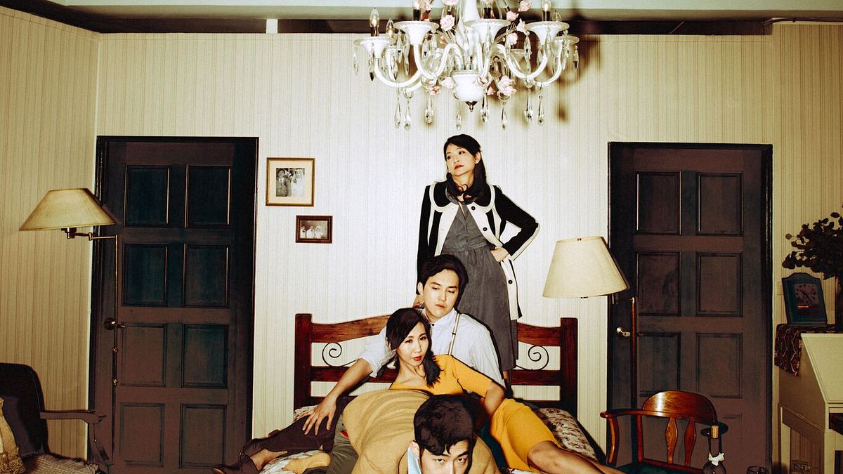 安妮亞是個十足的國際自由派,倡議女性覺醒,反對川普及各類型式的國家暴力。(張藝堂攝,「四把椅子」劇團提供) 安妮亞是個十足的國際自由派,倡議女性覺醒,反對川普及各類型式的國家暴力。(張藝堂攝,「四把椅子」劇團提供)