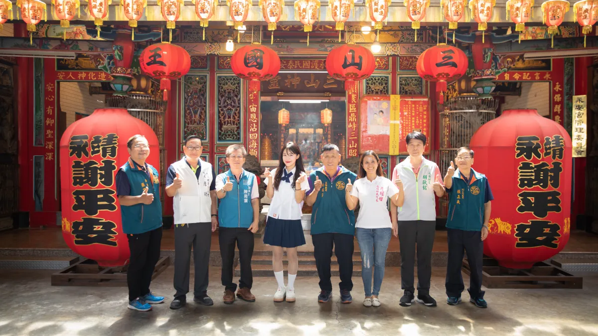小龍女李多慧日前到永靖小旅行,在永安宮前與鄉親合影。圖片來源:頂新和德文教基金會