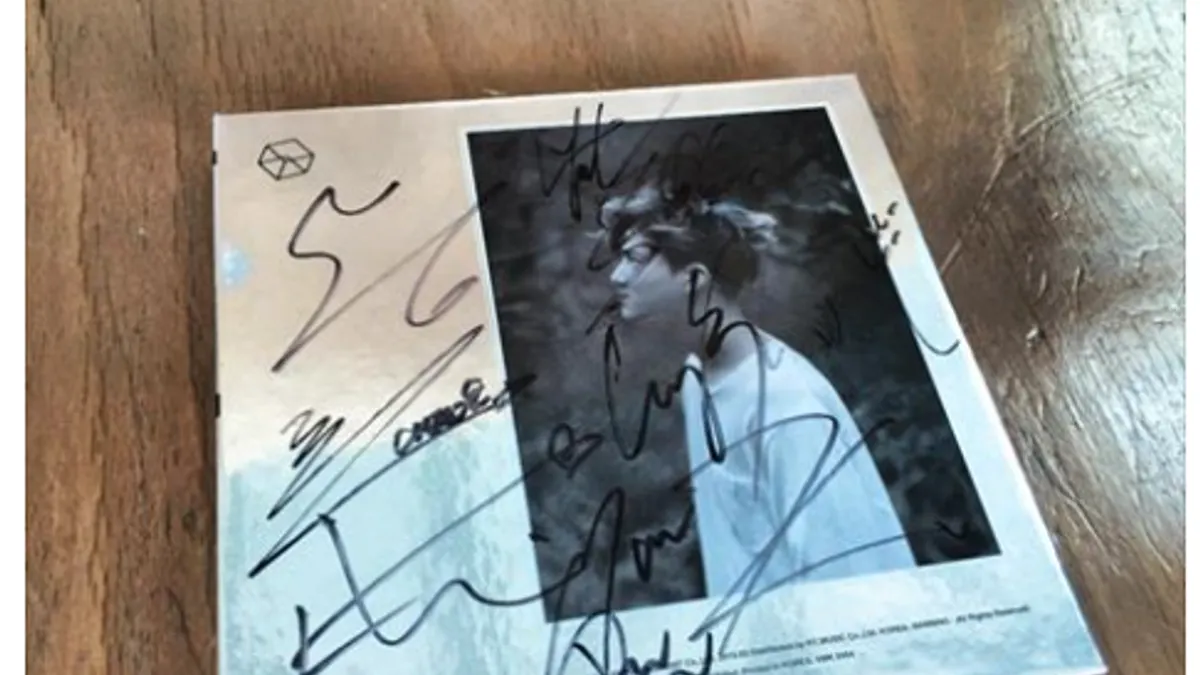 台北市長柯文哲參觀韓國SM娛樂,在臉書大秀南韓偶像團體「EXO」親筆簽名CD。(取自柯文哲臉書)