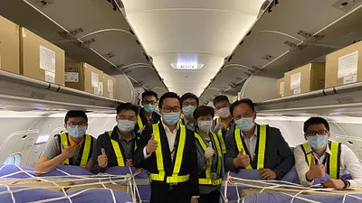 台灣虎航董事長陳漢銘(中)5月7日一早親自到現場視察台灣虎航首班客艙載貨。(台灣虎航提供)