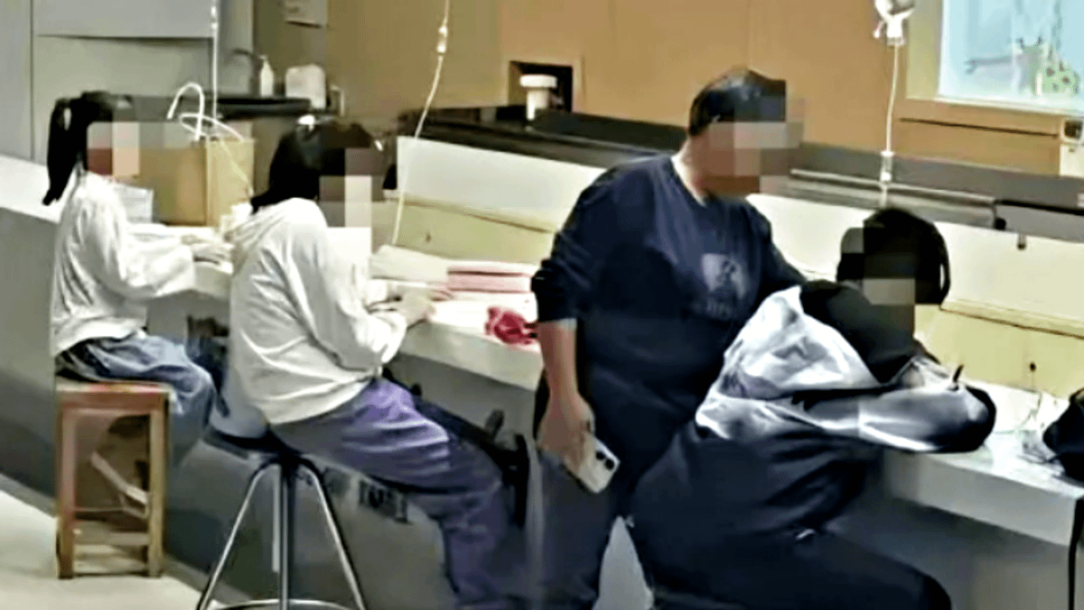 中國近日因呼吸道感染病例激增,其中以兒童感最多,微博瘋傳多張學童在醫院邊吊點滴邊寫作業的照片。(圖/翻攝自微博) 中國近日因呼吸道感染病例激增,其中以兒童感最多,微博瘋傳多張學童在醫院邊吊點滴邊寫作業的照片。(圖/翻攝自微博)