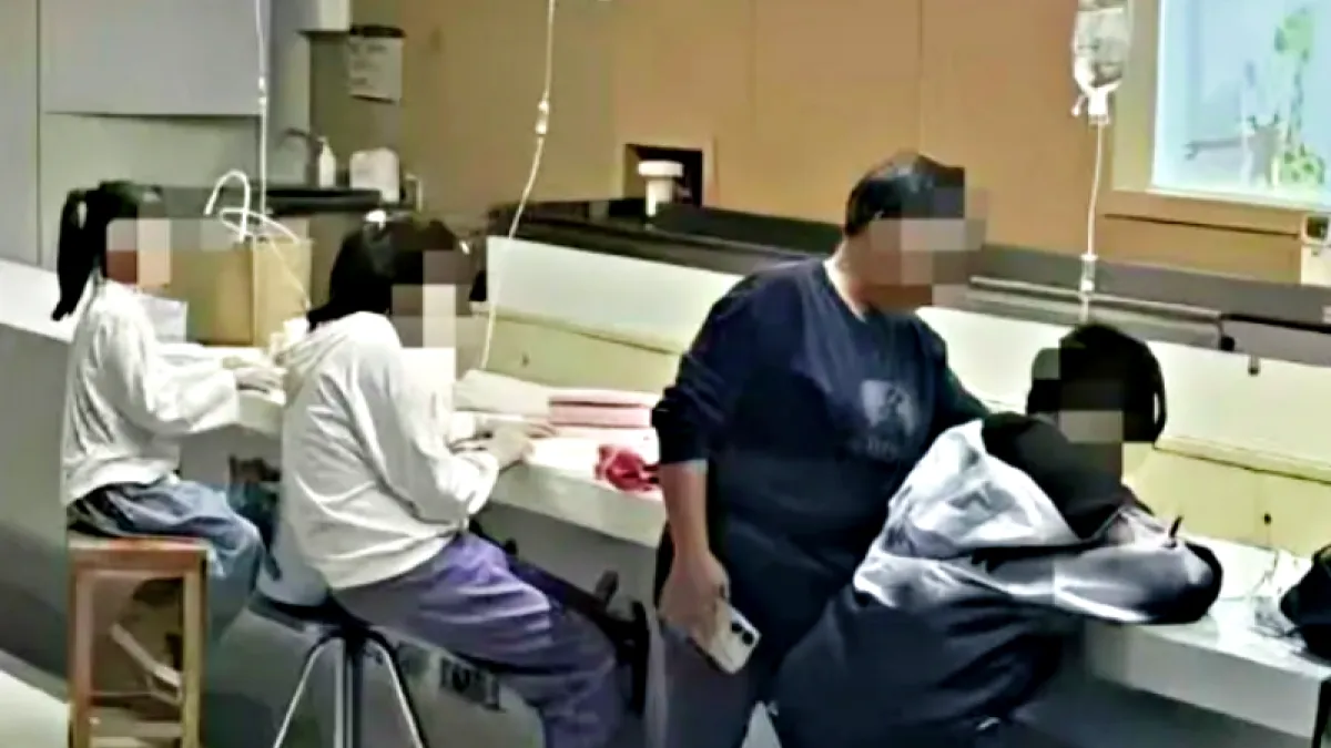中國近日因呼吸道感染病例激增,其中以兒童感最多,微博瘋傳多張學童在醫院邊吊點滴邊寫作業的照片。(圖/翻攝自微博)
