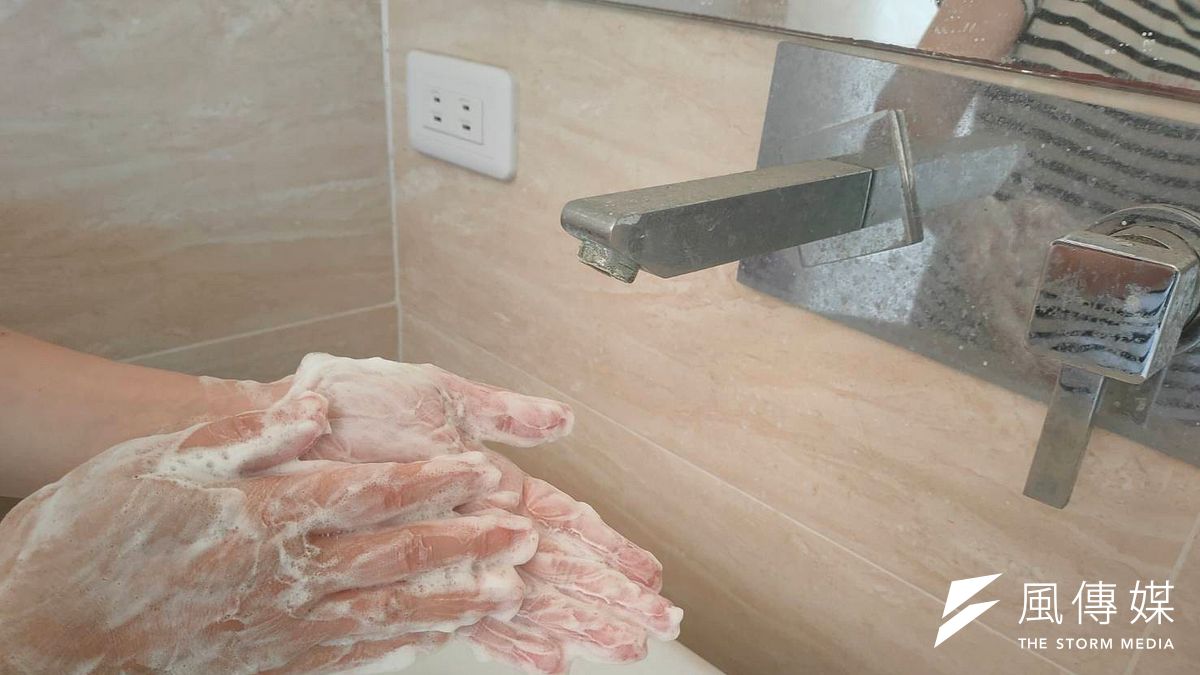 高市水利局提醒市民,防疫同時「節水」,使用肥皂搓揉雙手時,先關上水龍頭,養成隨手關水的習慣,一同珍惜水資源。(圖/徐炳文攝) 高市水利局提醒市民,防疫同時「節水」,使用肥皂搓揉雙手時,先關上水龍頭,養成隨手關水的習慣,一同珍惜水資源。(圖/徐炳文攝)