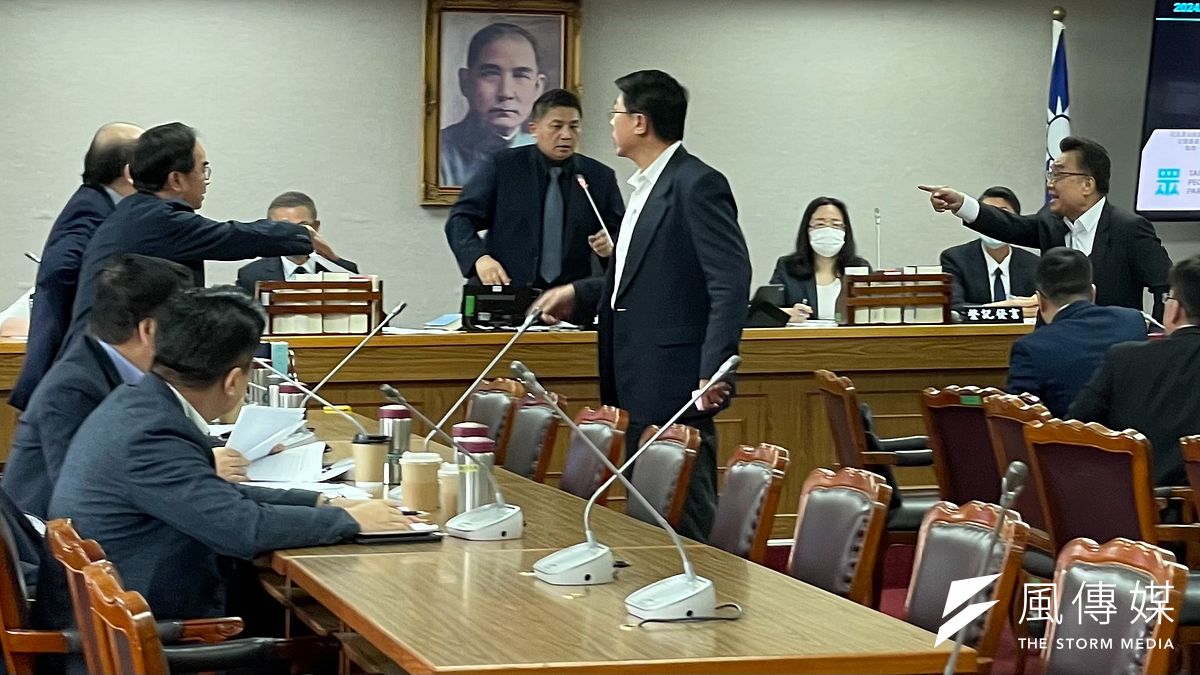 國民黨立委謝龍介、民眾黨立委林國成1日出席立法院司法法制及交通委員會聯席會議,聽聞通傳會主委陳耀祥頻在詢答間搶話、反質詢,暴怒拍桌起身大罵。(鍾秉哲攝) 國民黨立委謝龍介、民眾黨立委林國成1日出席立法院司法法制及交通委員會聯席會議,聽聞通傳會主委陳耀祥頻在詢答間搶話、反質詢,暴怒拍桌起身大罵。(鍾秉哲攝)