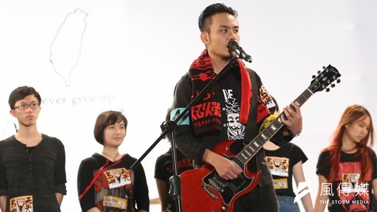 滅火器樂團在330佔領凱道做壓軸演唱,感動場下所有群眾。(吳逸驊攝) 滅火器樂團在330佔領凱道做壓軸演唱,感動場下所有群眾。(吳逸驊攝)