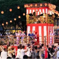 六本木ヒルズで8月21日から「六本木ヒルズ盆踊り2026」が開催され、盆踊りや伝統芸能、限定グルメなどが披露される。(写真/六本木ヒルズ PR事務局提供) 六本木ヒルズで8月21日から「六本木ヒルズ盆踊り2026」が開催され、盆踊りや伝統芸能、限定グルメなどが披露される。(写真/六本木ヒルズ PR事務局提供)