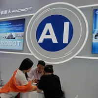2025年4月16日、広州で開催された中国輸出入商品交易会で、AIロボットの供給業者が顧客を待っている。(AP) 2025年4月16日、広州で開催された中国輸出入商品交易会で、AIロボットの供給業者が顧客を待っている。(AP)