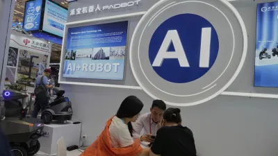 2025年4月16日,在廣州舉行的中國進出口商品交易會,AI機器人的供應商正在等待客戶。(美聯社)