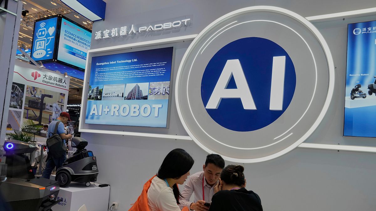 2025年4月16日,在廣州舉行的中國進出口商品交易會,AI機器人的供應商正在等待客戶。(美聯社) 2025年4月16日,在廣州舉行的中國進出口商品交易會,AI機器人的供應商正在等待客戶。(美聯社)