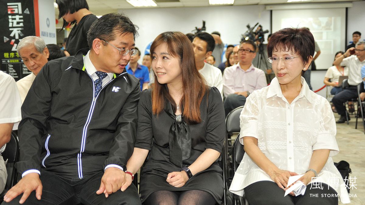 張雅屏坐監惜別茶會,張雅屏與妻子、國民黨主席洪秀柱。(甘岱民攝) 張雅屏坐監惜別茶會,張雅屏與妻子、國民黨主席洪秀柱。(甘岱民攝)