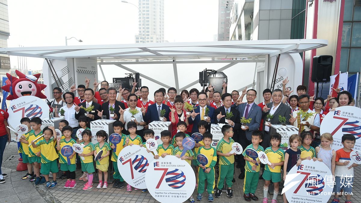 遠東集團與小智研發公司聯袂攜手,將回收處理廠,濃縮改造成貨櫃般的環保回收車,駛進高雄大遠百。(圖/徐炳文攝) 遠東集團與小智研發公司聯袂攜手,將回收處理廠,濃縮改造成貨櫃般的環保回收車,駛進高雄大遠百。(圖/徐炳文攝)