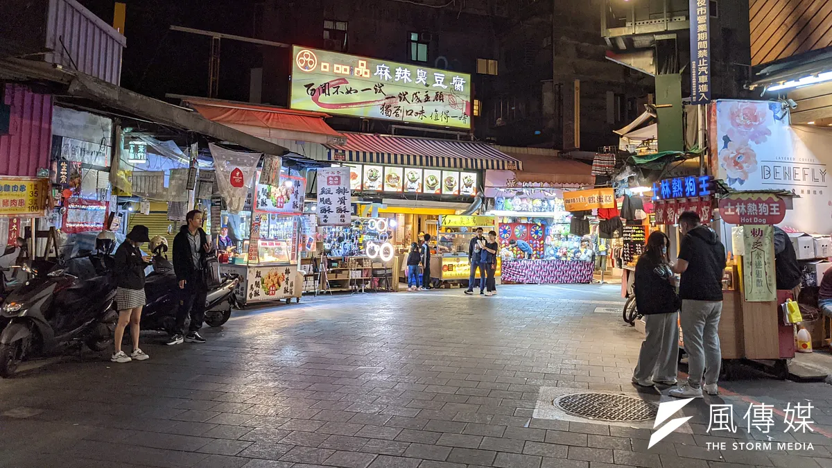 曾為觀光客必去的士林夜市,如今生意慘澹,商家也紛紛出走,台灣夜市的沒落究竟該如何解?(圖,資料照/洪煜勛攝)