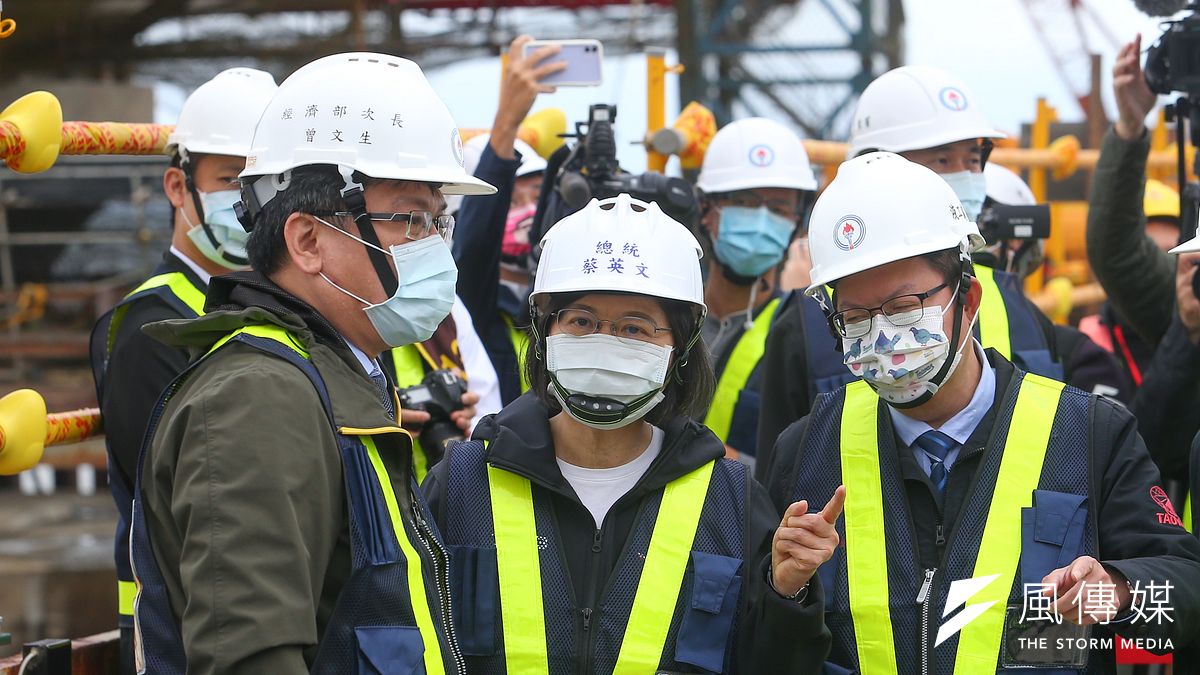 總統蔡英文(中)25日視察「大潭藻礁生態系及三接工程區」,經濟部次長曾文生(左)、桃園市長鄭文燦(右)陪同。(顏麟宇攝) 總統蔡英文(中)25日視察「大潭藻礁生態系及三接工程區」,經濟部次長曾文生(左)、桃園市長鄭文燦(右)陪同。(顏麟宇攝)