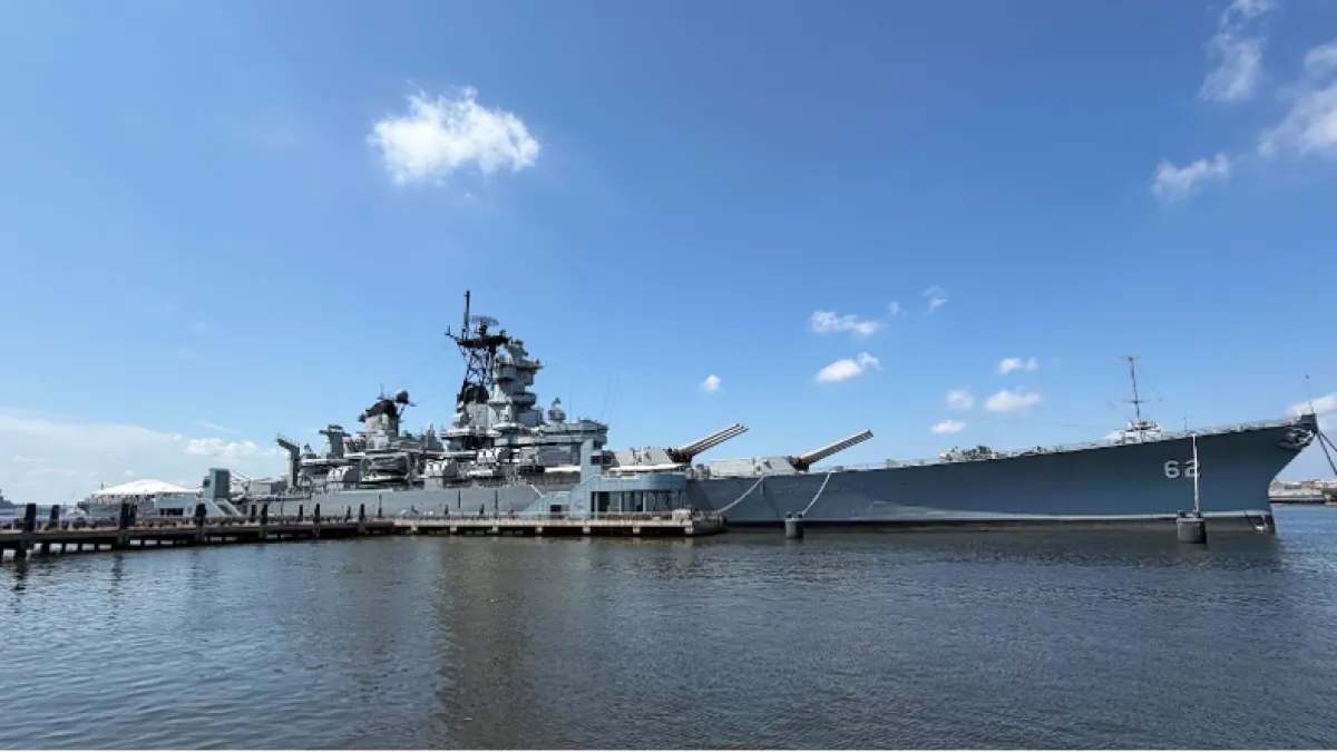 停泊在德拉瓦河東岸,緊鄰費城的紐澤西號戰艦,是研究二戰海戰的讀者們所不可錯過的景點。(許劍虹提供)