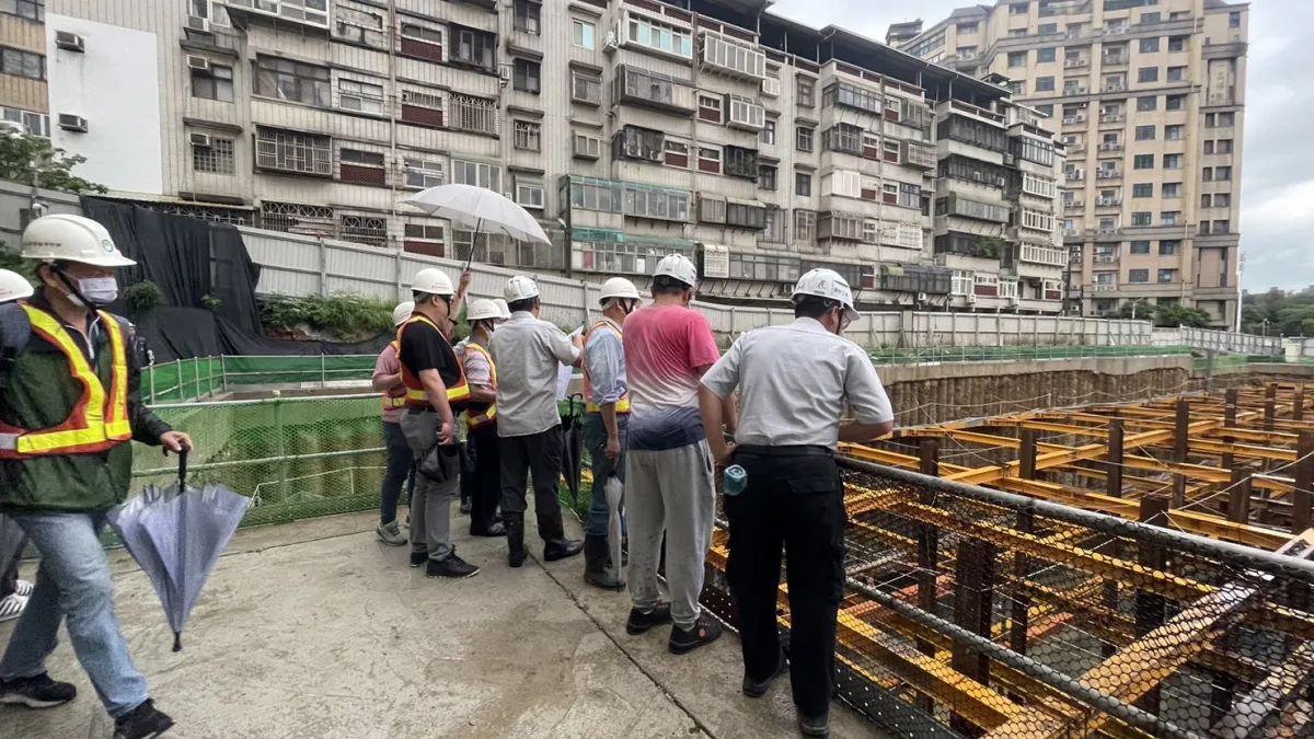 竹市府都發處5/19偕同檢查小組勘查竹市食品路建築工地。(圖/新竹市政府提供)