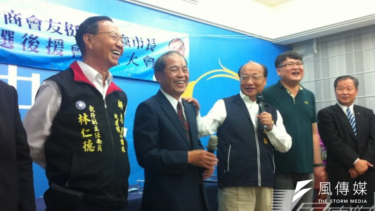 國民黨台中市長候選人胡志強13日晚上到競選總部和國際青商會座談爭取支持,黑派大老陳庚金(右四)現身力挺。(張文馨攝)