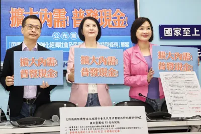 20250506-國民黨立院黨團6日召開「擴大內需!普發現金!--公布黨版【因應國際情勢強化經濟社會及民眾消費韌性特別條例】草案 」記者會,立委柯志恩(右起)、王鴻薇、羅智強出席。(柯承惠攝)