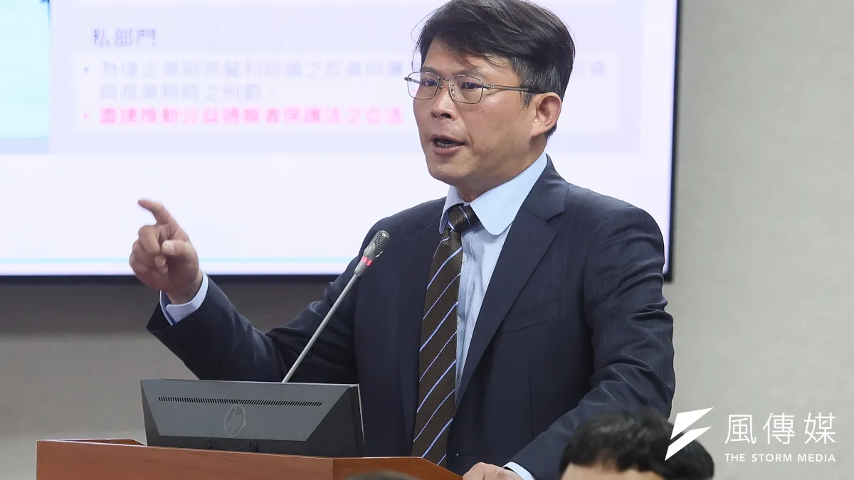 民眾黨立委黃國昌16於立法院司法法制委員會質詢,踢爆有「大金控老闆」遊說介入後,使行政院去年「大轉彎」調整「揭弊者保護法」草案的立法政策。(柯承惠攝)