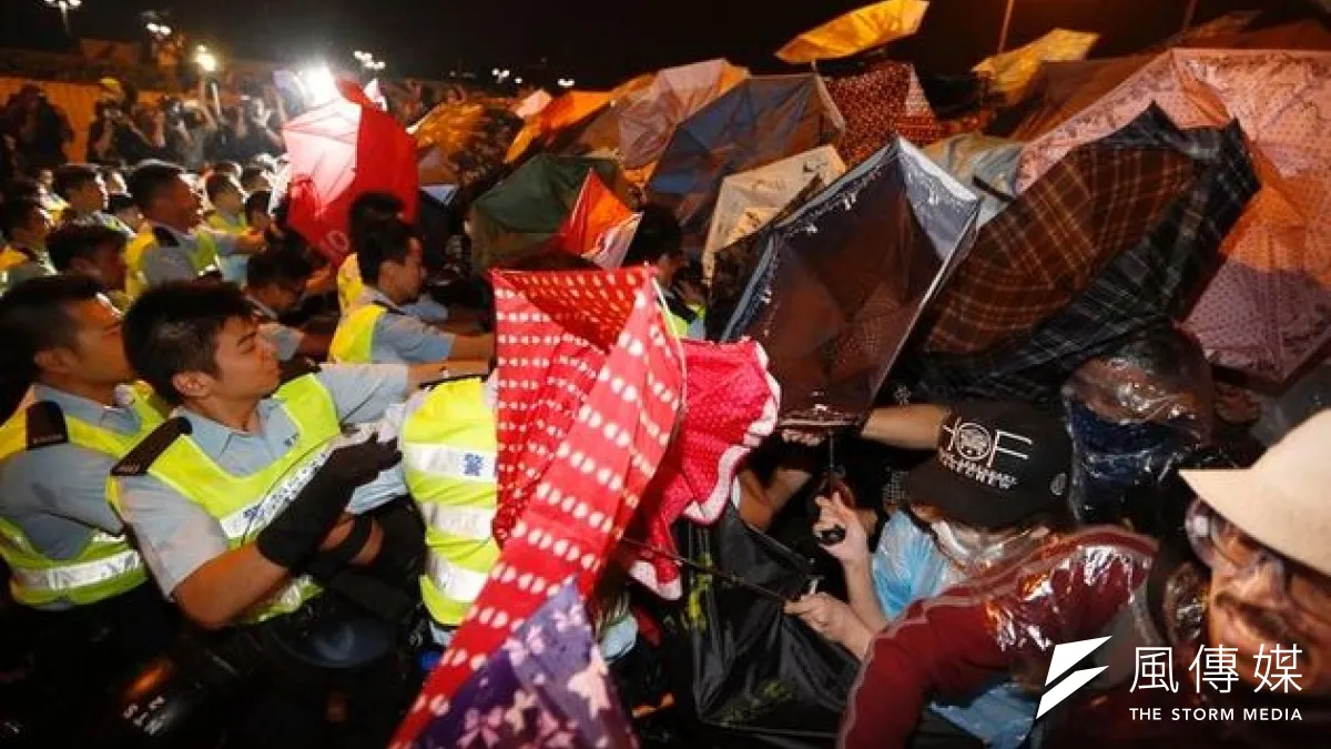 香港雨傘運動中,港警角色備受考驗。(美聯社)