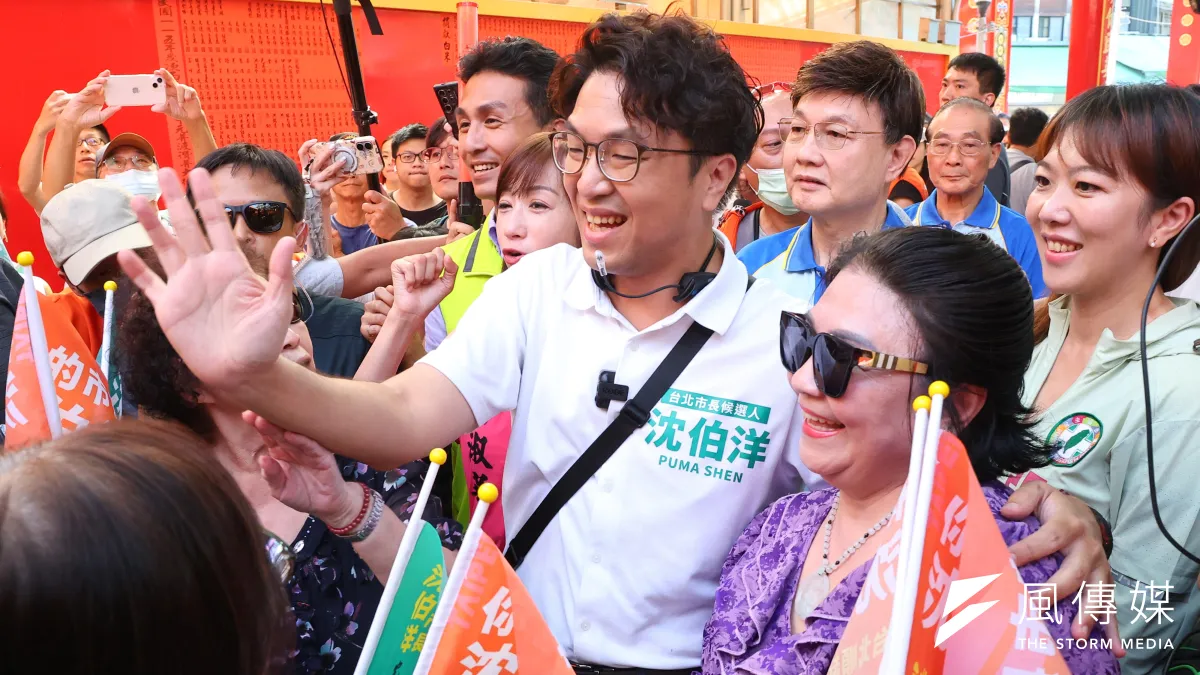 20260923-民進黨台北市長參選人沈伯洋(中)23日至五分埔商圈拜票,沈伯洋阿嬤(紫衣者)至現場加油打氣。(顏麟宇攝)