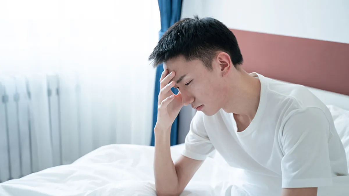疫情打亂病友生活造成煩躁、焦慮,出現漏藥、睡眠品質不佳等狀況,加重幻聽的症狀,導致惡性循環 (示意照片非當事人,圖片來源:shutterstock 達志影像)