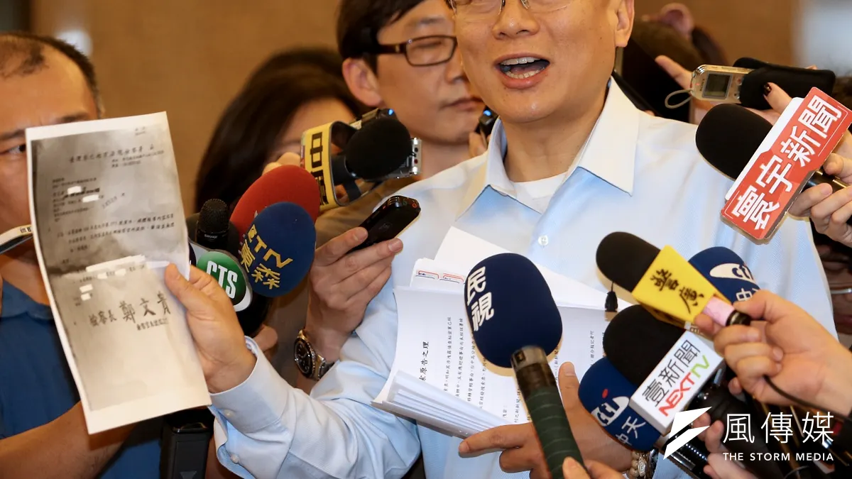 前彰化縣長卓伯源住處遭搜索,卓伯源下午出現在立法院發表聲明,並高呼司法迫害。(吳逸驊攝) 前彰化縣長卓伯源住處遭搜索,卓伯源下午出現在立法院發表聲明,並高呼司法迫害。(吳逸驊攝)