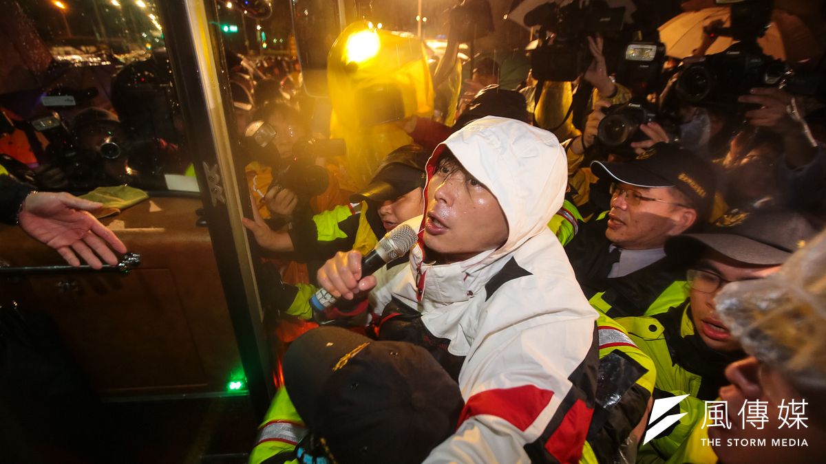 因日前於總統府前禁制區前禁食抗議反修勞基法,時代力量立委收到中正一分局傳喚通知書,時力6日對此召開記者會表示不會出席。圖為日前台北市警局驅離時力立委。(資料照,顏麟宇攝) 因日前於總統府前禁制區前禁食抗議反修勞基法,時代力量立委收到中正一分局傳喚通知書,時力6日對此召開記者會表示不會出席。圖為日前台北市警局驅離時力立委。(資料照,顏麟宇攝)