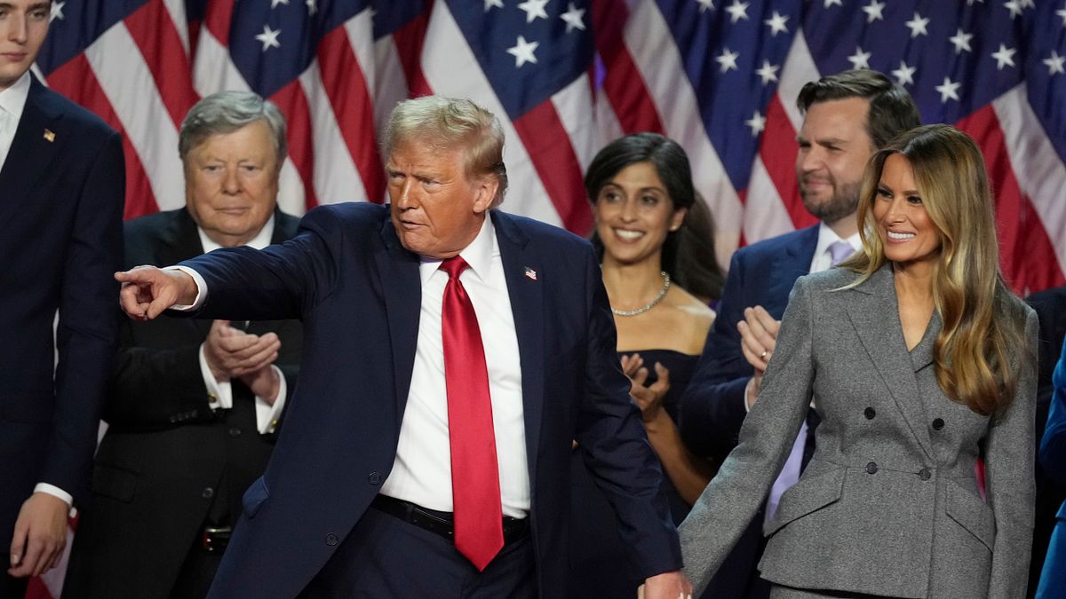 2024年11月6日、トランプ氏が「勝利の夜」に演説を行う。(AP通信) 2024年11月6日、トランプ氏が「勝利の夜」に演説を行う。(AP通信)