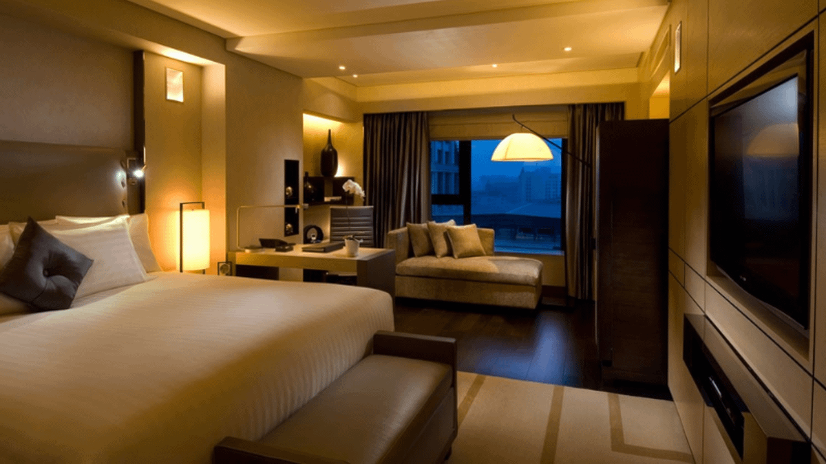 中國一名湯姓男子入住北京希爾頓酒店時因「夜不歸宿」遭罰人民幣3000元(約新台幣1.4萬元)。(圖/翻攝自北京王府井希爾頓酒店官網) 中國一名湯姓男子入住北京希爾頓酒店時因「夜不歸宿」遭罰人民幣3000元(約新台幣1.4萬元)。(圖/翻攝自北京王府井希爾頓酒店官網)