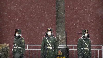資料圖片:天安門廣場上戴口罩執勤的武警 資料圖片:天安門廣場上戴口罩執勤的武警