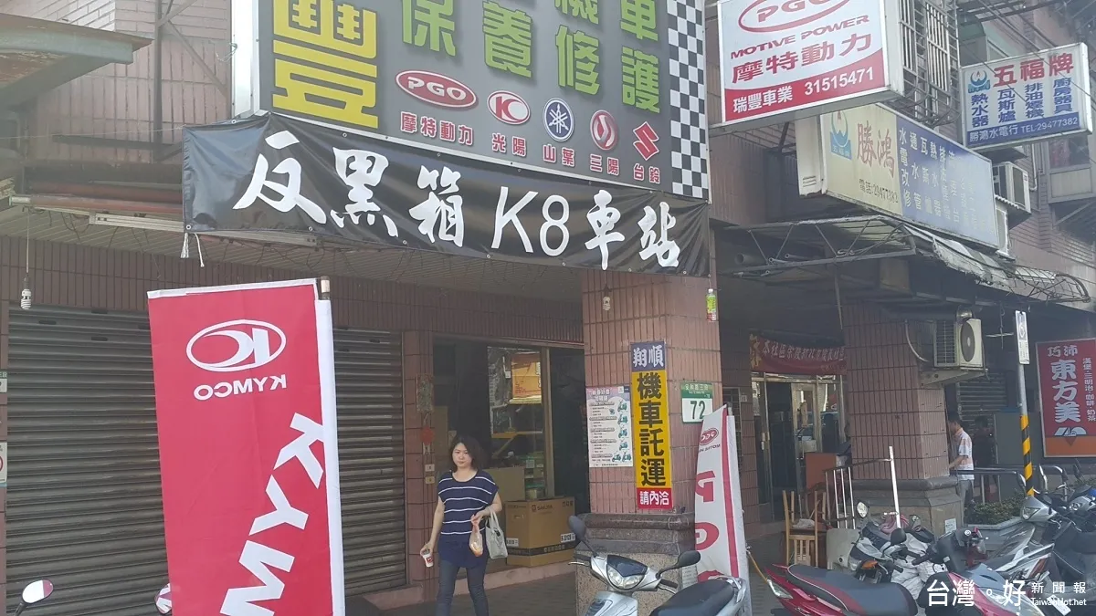 憂心安坑輕軌距離過近 歐鄉社區掛布條抗議