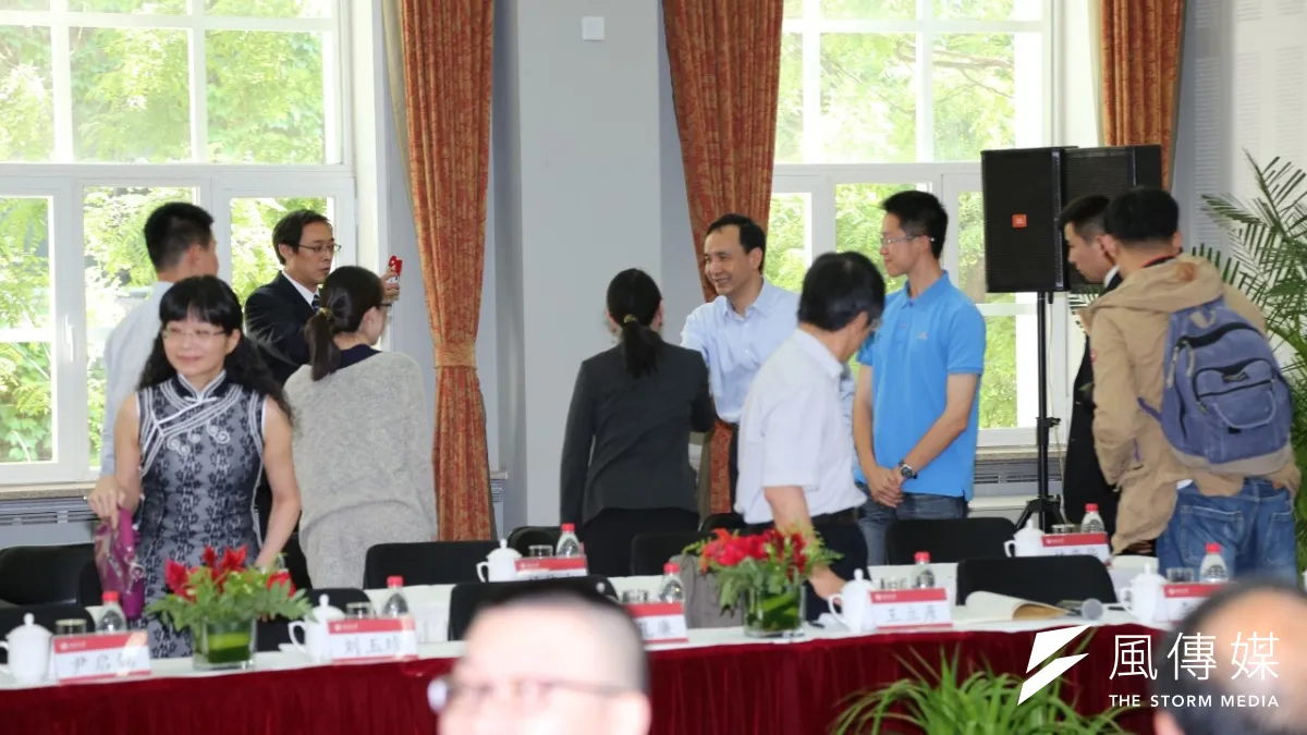 國民黨主席朱立倫4日下午回到20年前曾經在此擔任客座教授的北京大學光華學院,院方找了「朱教授」的同事、學生齊聚一堂、重溫舊夢。(羅暐智攝)