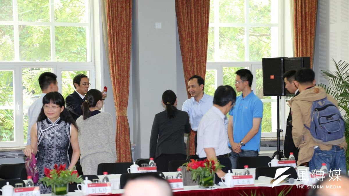 國民黨主席朱立倫4日下午回到20年前曾經在此擔任客座教授的北京大學光華學院,院方找了「朱教授」的同事、學生齊聚一堂、重溫舊夢。(羅暐智攝) 國民黨主席朱立倫4日下午回到20年前曾經在此擔任客座教授的北京大學光華學院,院方找了「朱教授」的同事、學生齊聚一堂、重溫舊夢。(羅暐智攝)