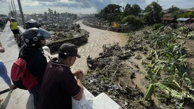 海鷗颱風襲擊菲律賓宿霧,豪雨引發驚人洪水釀超過90人死亡,民眾指責是河川氾濫惹禍。(美聯社)