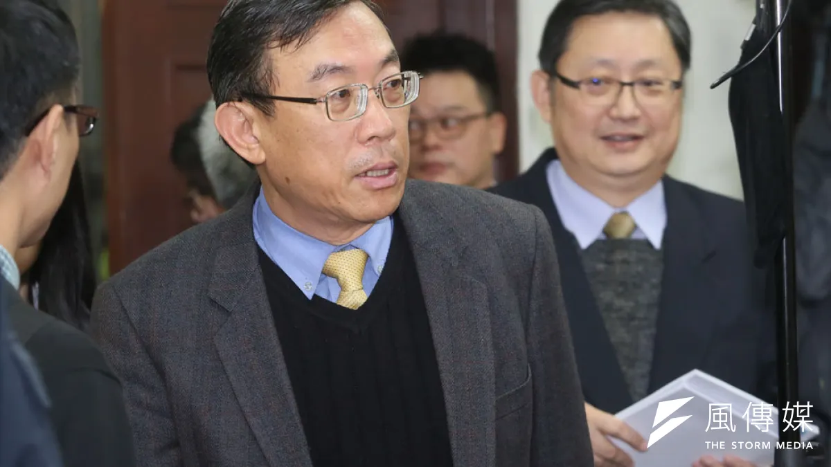 面對外界噴墨汁,邢泰釗(左)親自撰寫新聞稿為下屬澄清。(柯承惠攝)