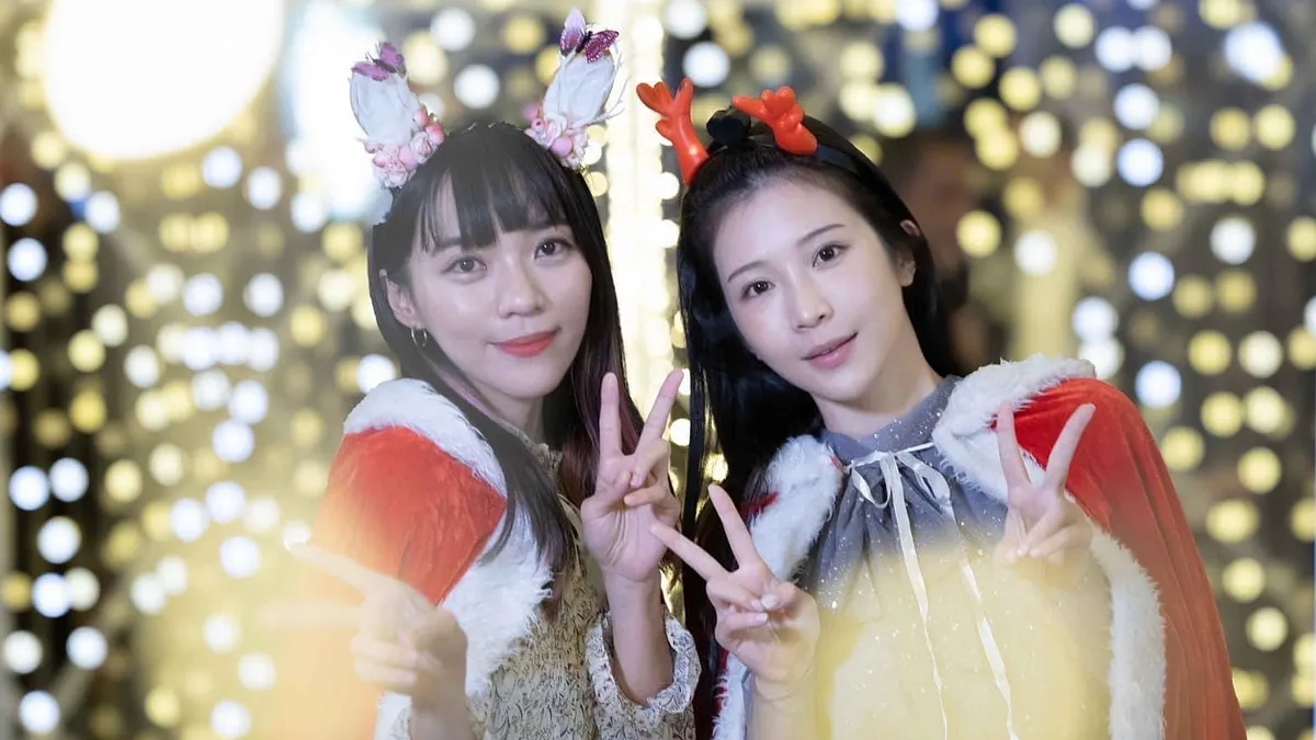 立委候選人黃捷與鄭家純,在中央公園舉辦「純捷の聖誕夜」快閃活動。(圖/黃捷競總提供)