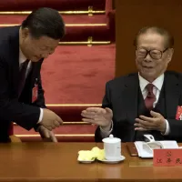 中共前總書記江澤民誕辰100周年紀念大會,8月17日上午在北京人民大會堂舉行。這是繼毛澤東、周恩來、劉少奇、朱德、鄧小平、陳雲之後,第七位獲此頂級規格的已故領導人。(AP) 中共前總書記江澤民誕辰100周年紀念大會,8月17日上午在北京人民大會堂舉行。這是繼毛澤東、周恩來、劉少奇、朱德、鄧小平、陳雲之後,第七位獲此頂級規格的已故領導人。(AP)