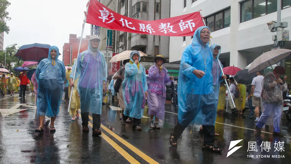 抗議年改,軍公教警消人員上街頭抗議。(陳明仁攝)