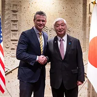 3月末、来日した米国防長官ヘグセス氏(左)が、防衛大臣の中谷元氏と会談後、記念撮影に臨んだ。(写真:Secretary of Defense Pete Hegseth/X) 3月末、来日した米国防長官ヘグセス氏(左)が、防衛大臣の中谷元氏と会談後、記念撮影に臨んだ。(写真:Secretary of Defense Pete Hegseth/X)