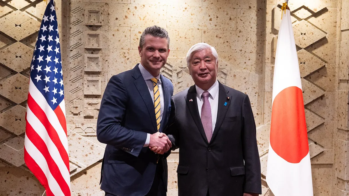 美國國防部長赫格塞斯(左起)3月底與日本防衛大臣中谷元會晤並合影,中谷元提出「單一戰區」構想。(取自Secretary of Defense Pete Hegseth X)