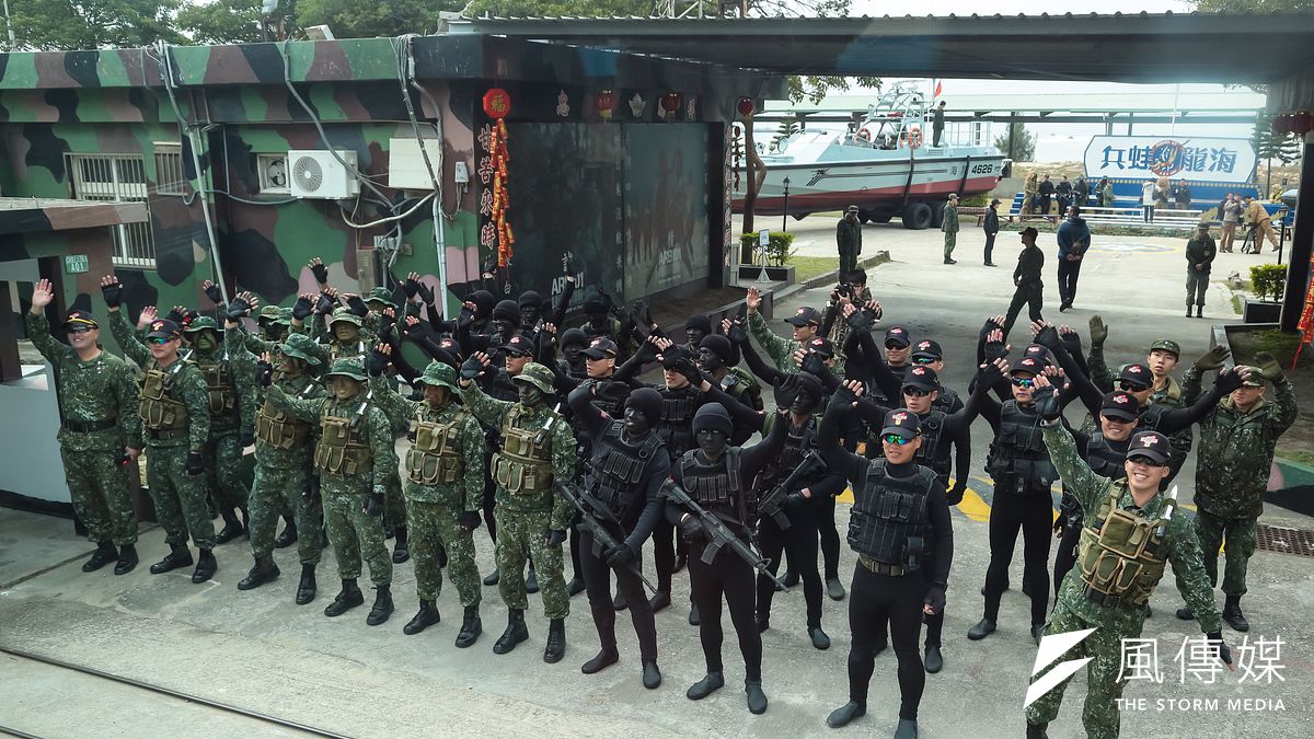 根據國防部統計,由於軍職人員退伍時,有高達75%領取一次退伍金,和公教人員逾九成選則月退俸,有很大差異,因此,國內退伍軍人中,目前領取月退俸人數為12萬2千人,平均年齡66歲。(資料照,顏麟宇攝) 根據國防部統計,由於軍職人員退伍時,有高達75%領取一次退伍金,和公教人員逾九成選則月退俸,有很大差異,因此,國內退伍軍人中,目前領取月退俸人數為12萬2千人,平均年齡66歲。(資料照,顏麟宇攝)