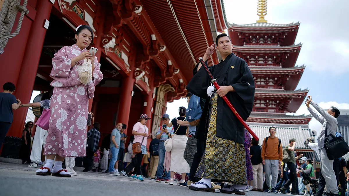 2024年6月3日。身穿日本傳統「和服」的外國遊客站在東京淺草區淺草寺。(美聯社) 2024年6月3日。身穿日本傳統「和服」的外國遊客站在東京淺草區淺草寺。(美聯社)