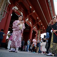 2024年6月3日。日本の伝統衣装「和服」を着た外国人観光客が東京浅草区の浅草寺にて。(AP) 2024年6月3日。日本の伝統衣装「和服」を着た外国人観光客が東京浅草区の浅草寺にて。(AP)